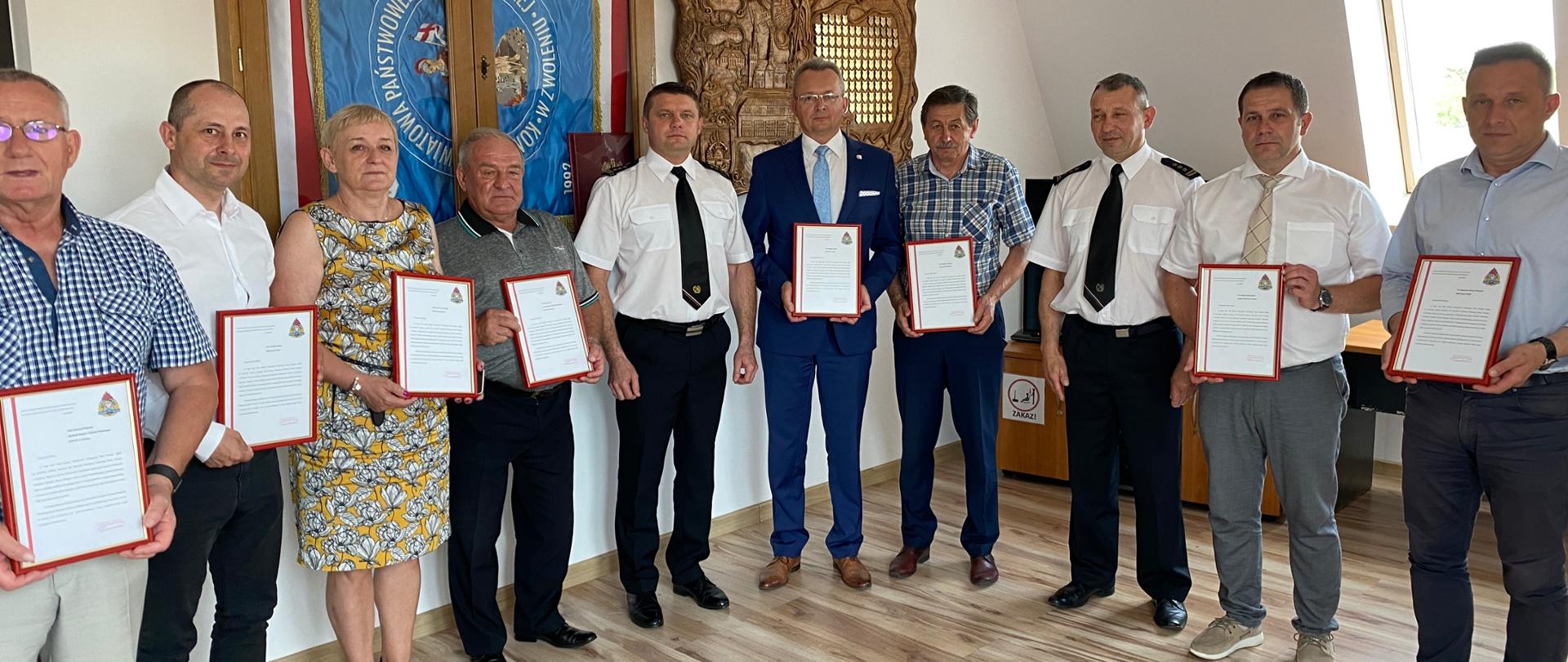 Zdjęcie grupowe razem z fundatorami sztandaru