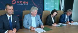 Na zdjęciu od lewej strony: Piotr Krzyżewski, Wiceprezes Zarządu KGHM Polska Miedź S.A., Remigiusz Paszkiewicz, Prezes Zarządu KGHM Polska Miedź S.A., Dorota Zawadzka-Stępniak, Prezes Zarządu NFOŚiGW, Józef Matysiak Zastępca Prezesa Zarządu NFOŚiGW.