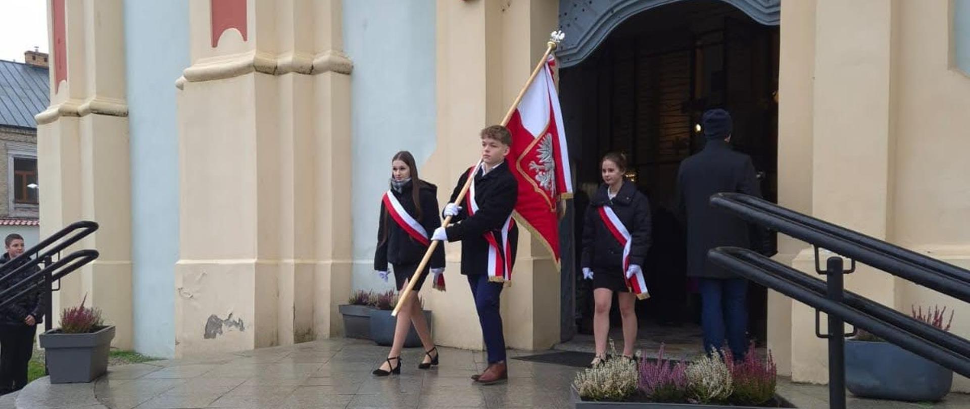 Szkolny poczet sztandarowy wychodzi z kościoła