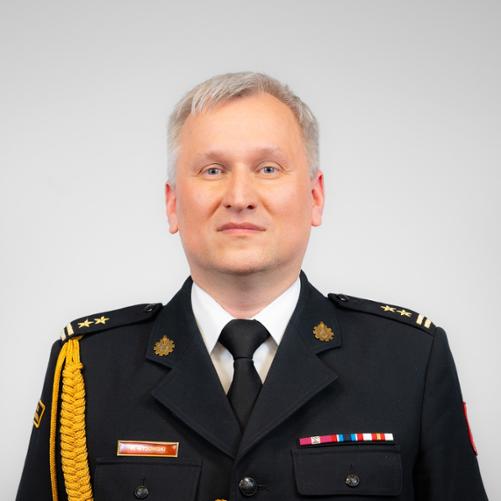 bryg. Waldemar Wysowski w czarnym mundurze wyjściowym ze sznurem oficerskim