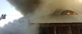 Na zdjęciu widać pożar dachu krytego strzechą. 