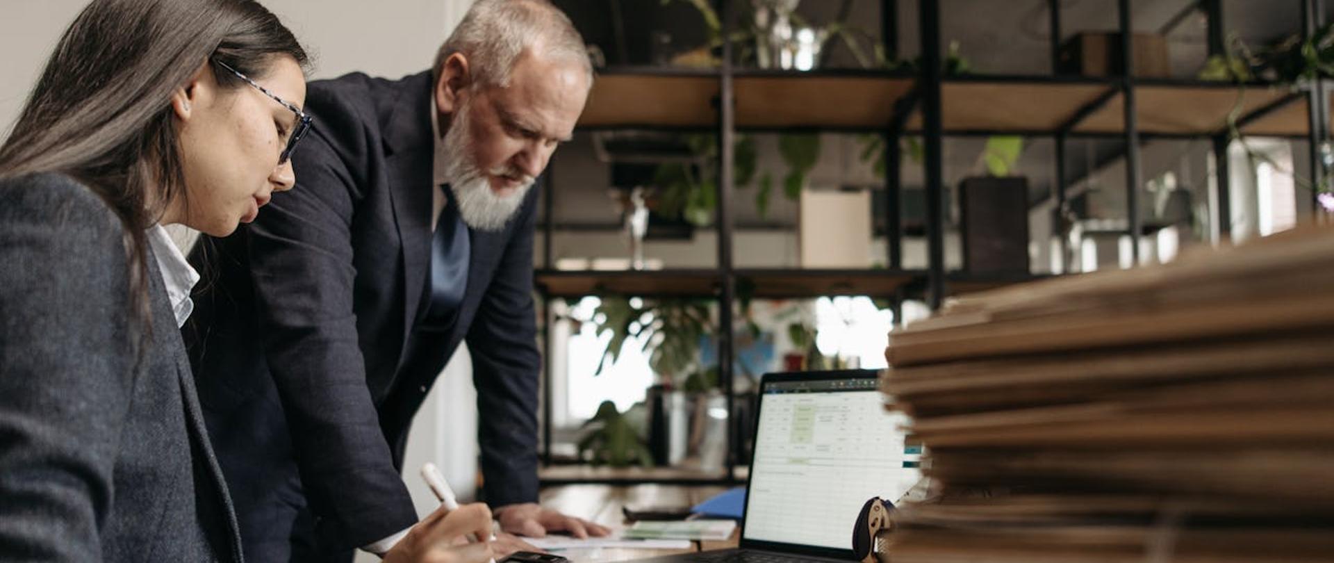 Kobieta i mężczyzna przy stole z dokumentami 