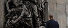 Premier Mateusz Morawiecki składa kwiaty przed tablicą Pamięci Żołnierzy Okręgu Armii Krajowej Warszawa-Miasto z okazji 80. rocznicy wybuchu powstania w getcie warszawskim.