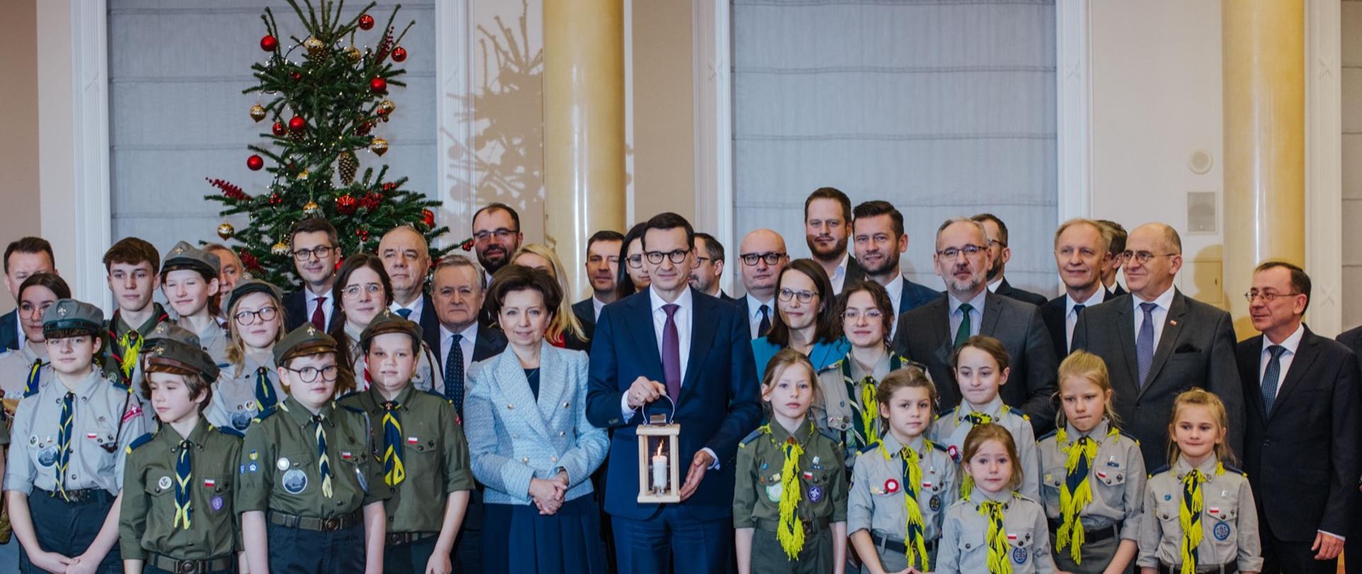 Premier Mateusz Morawiecki w trakcie przekazania Betlejemskiego Światła Pokoju w KPRM.