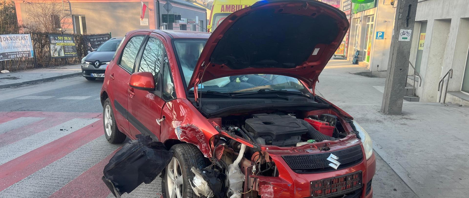 Uszkodzony samochód osobowy, który brał udział w zdarzeniu na przejściu dla pieszych.