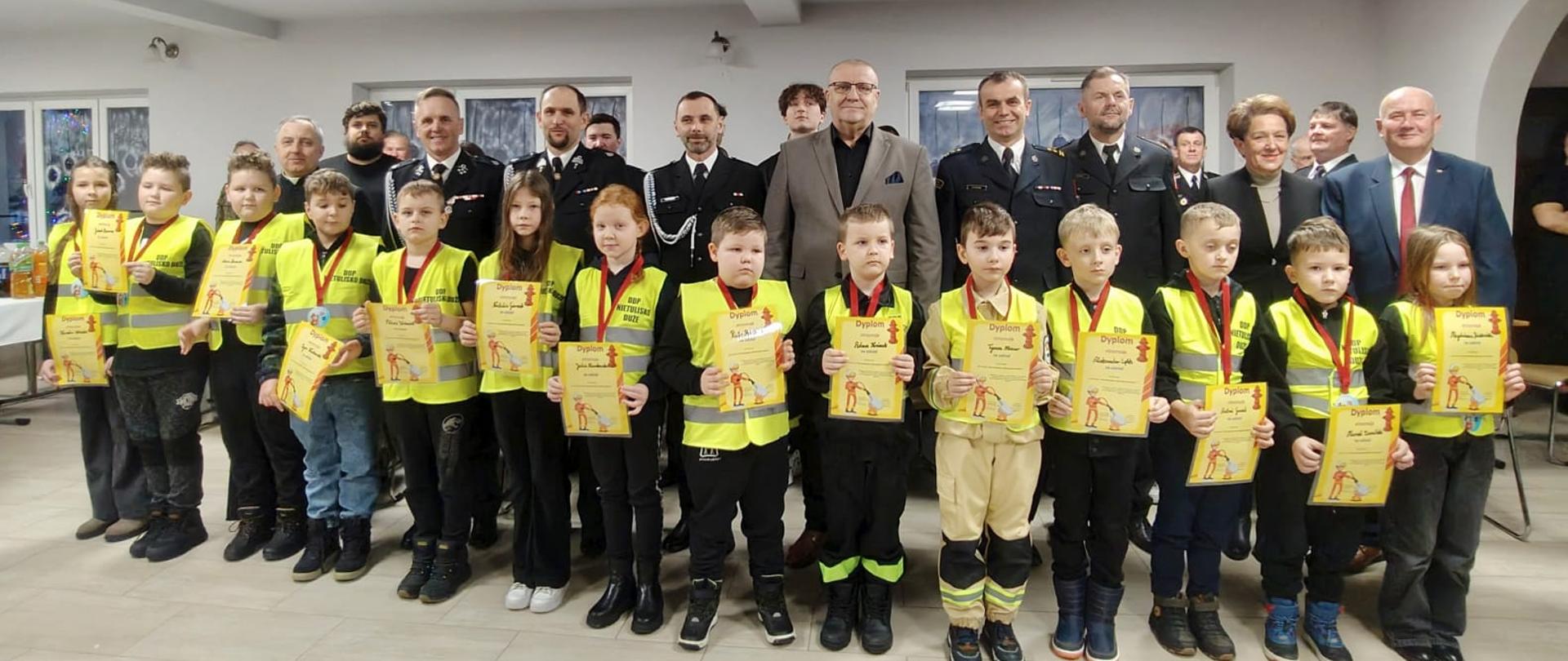 Na zdjęciu widoczne jest zebranie grupowe przedstawicieli PSP, Burmistrza Miasta i Gminy w Kunowie, druhów OSP oraz przedstawicieli MDP.