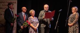 Zdjęcie przedstawiające Dyrektor PSM I stopnia w Jarocinie - Dorotę Chłopocką odbierającą gratulacje z okazji jubileuszu 45-lecia szkoły.