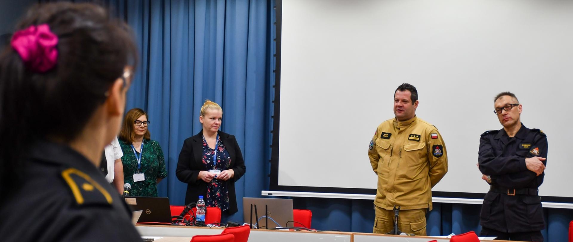 Komendant przemawia do zebranych