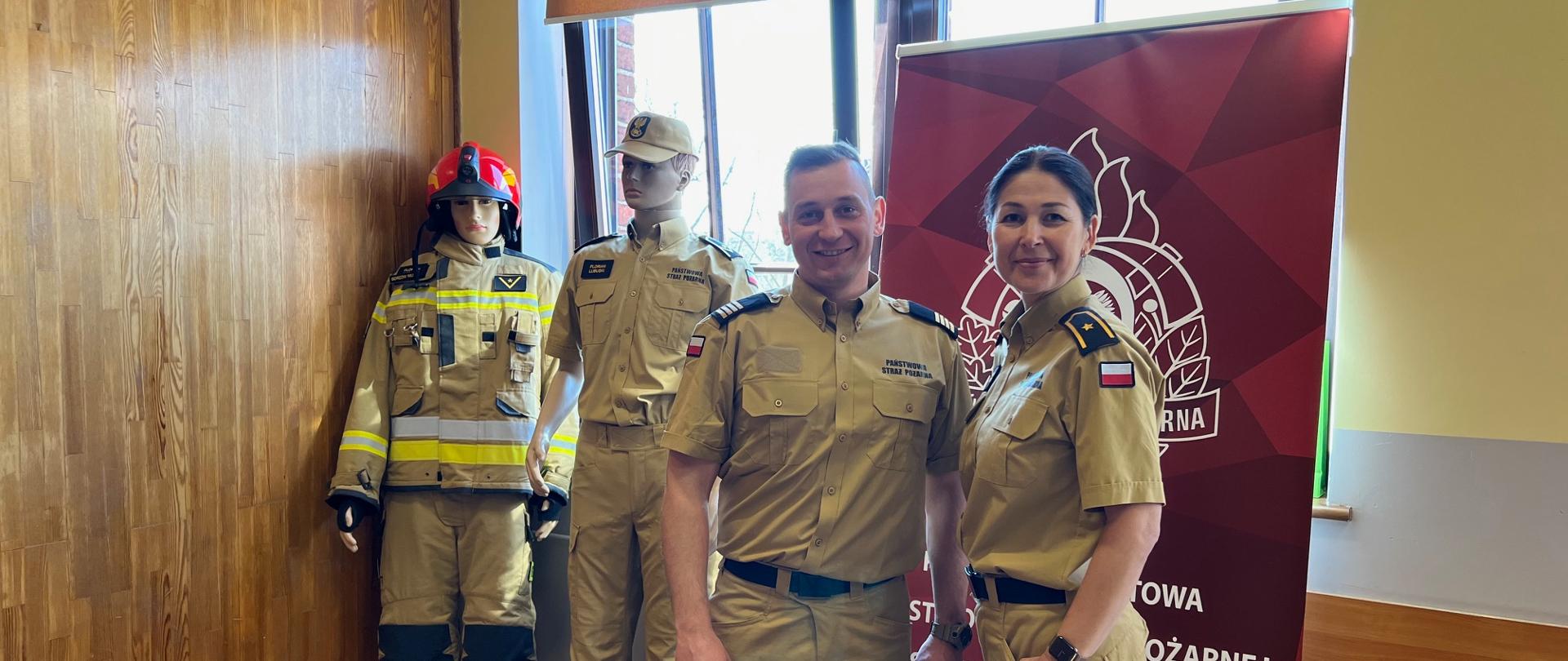 Zdjęcie przedstawia dwóch strażaków przy stoisku Komendy Powiatowej PSP w Strzelcach Kraj.