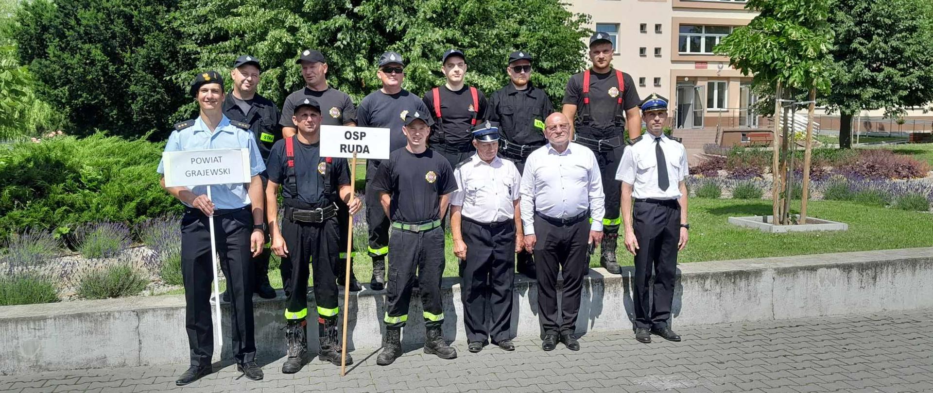 Drużyna OSP pozuje do zdjęcia w mundurach