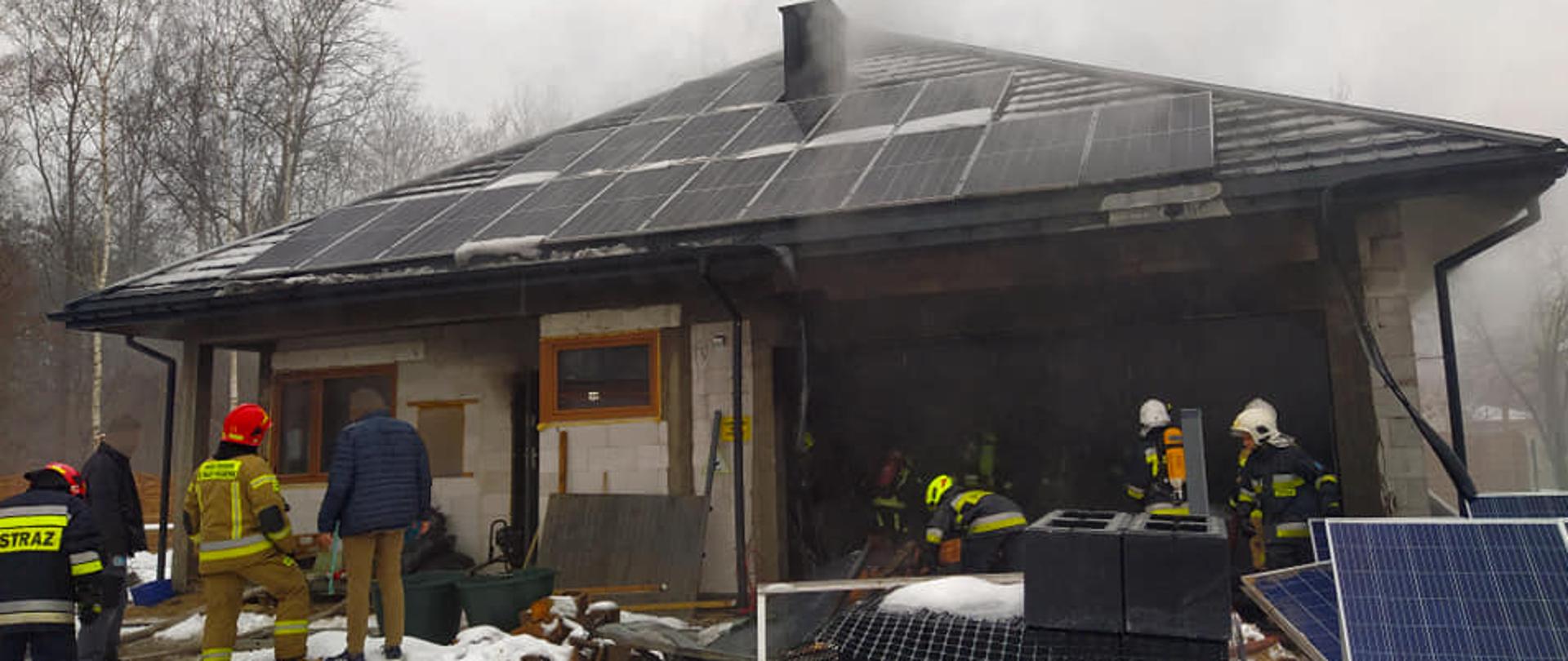 Dogaszanie pożaru garażu