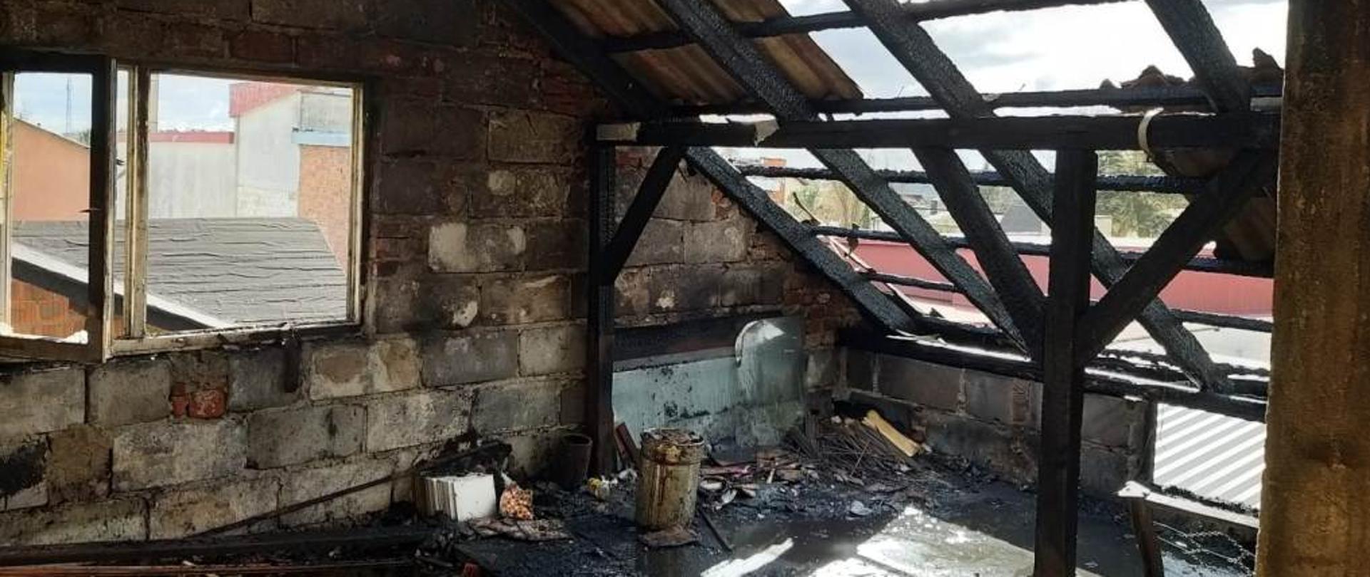 Zdjęcie przedstawia spalony dach domu mieszkalnego