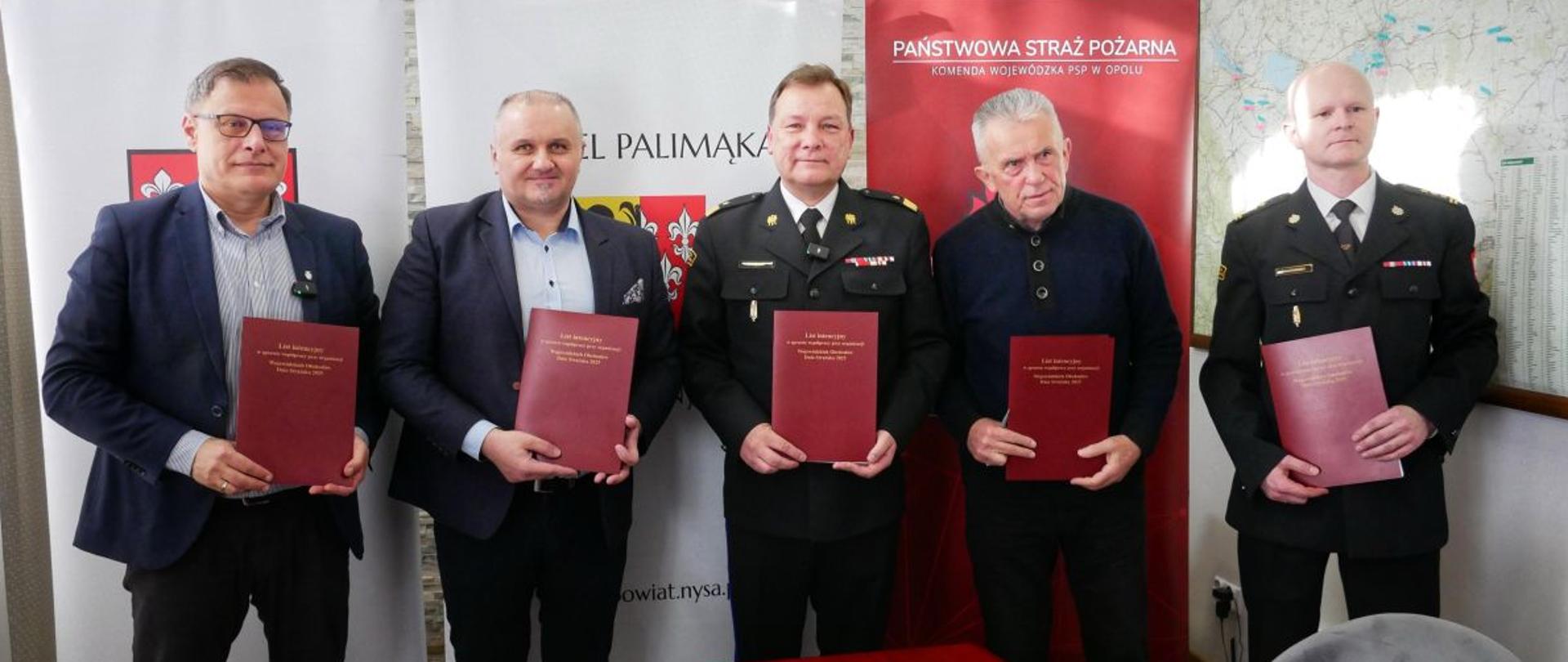 Podpisanie listu intencyjnego dotyczącego organizacji Wojewódzkich Obchodów Dnia Strażaka, które odbędą się w Nysie w dniach 9-10 maja 2025 roku.
List intencyjny podpisali: Daniel Palimąka Starosta Nyski, Kordian Kolbiarz Burmistrz Nysy, nadbryg. Paweł Kielar Komendant Wojewódzki Państwowej Straży Pożarnej w Opolu, Andrzej Borowski Prezes Oddziału Wojewódzkiego Związku Ochotniczych Straży Pożarnych Rzeczypospolitej Polskiej Województwa Opolskiego oraz st. bryg. mgr inż. Paweł Gotkowski Komendant Powiatowy Państwowej Straży Pożarnej w Nysie.
