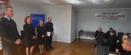 Na zdjęciu osoby przeprowadzające Szkolenie z zakresu bezpieczeństwa i higieny pracy w umundurowaniu służbowym oraz druhowie OSP podczas otwarcia szkolenia. 