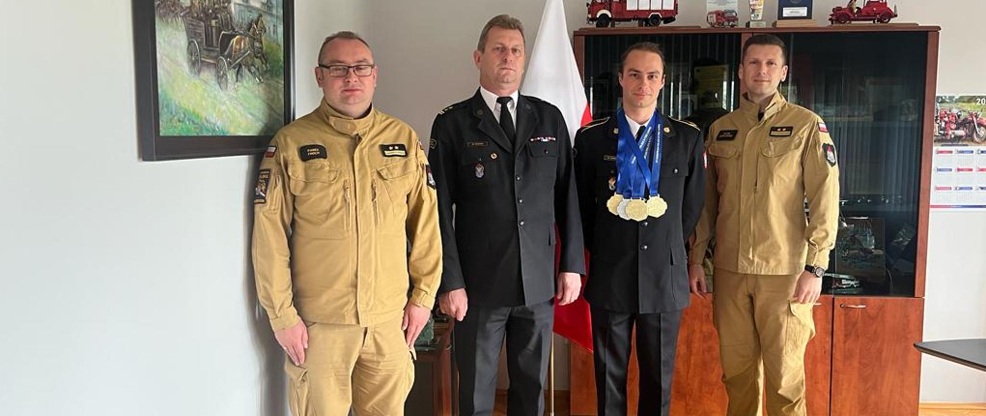 Na zdjęciu mł,asp. Mateusz Chowaniec wraz z komendantami miejskimi PSP w Częstochowie