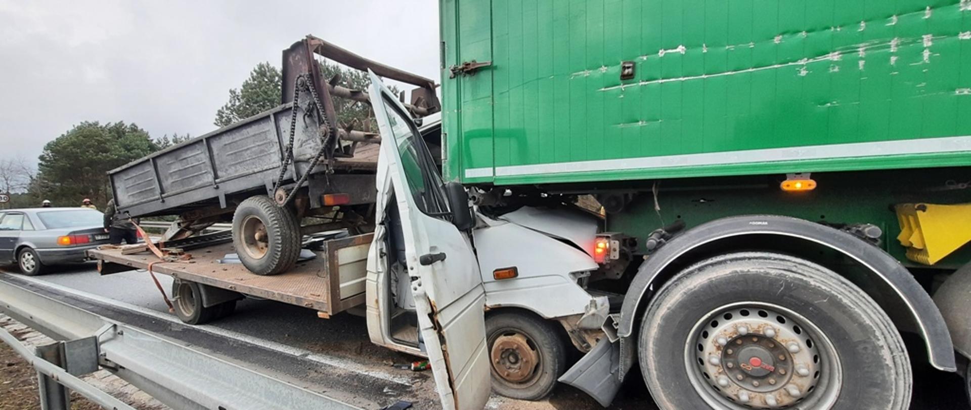 Zderzenie samochodu dostawczego z ciężarowym- Kózki