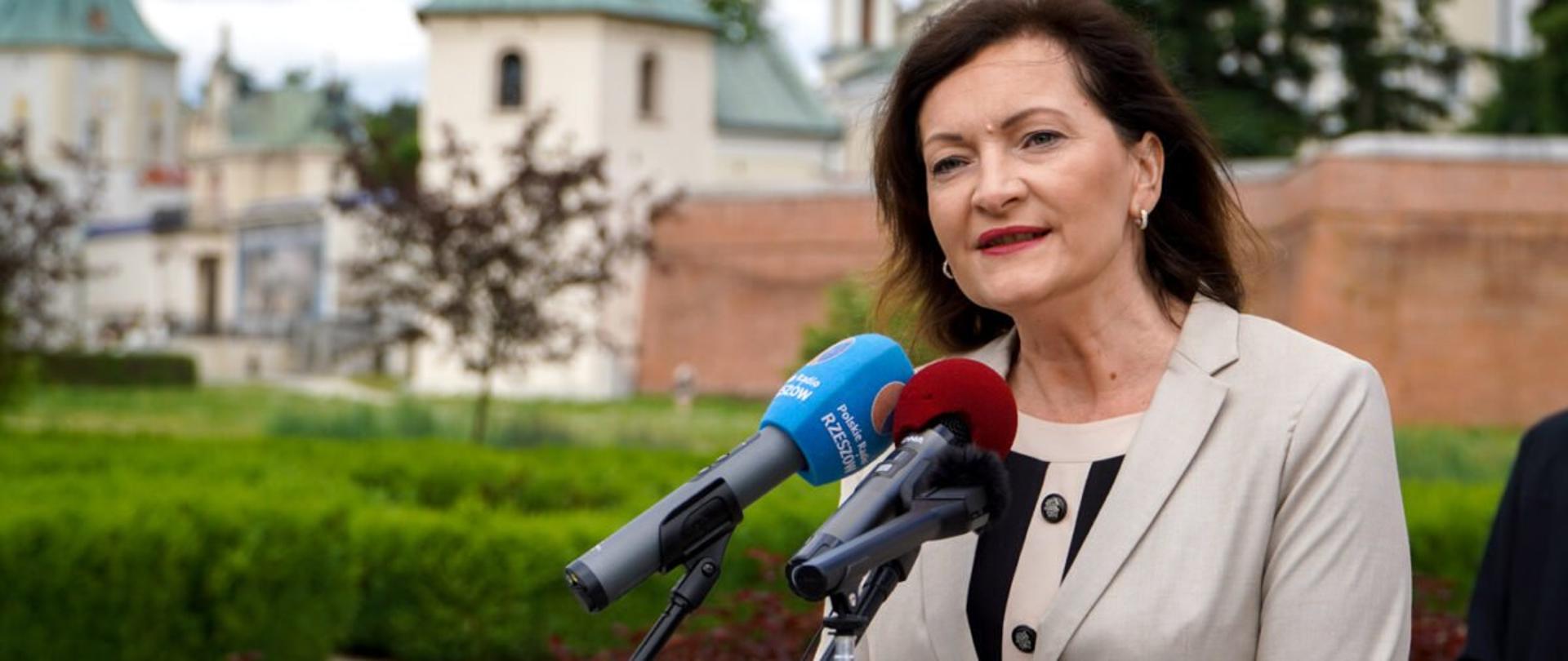 Wojewoda podkarpacki Ewa Leniart zabiera głos podczas konferencji prasowej