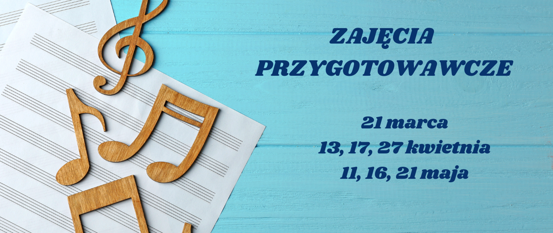 Od środka do lewej grafika z kartkami zeszytu nutowego. Na nich położone drewniane nuty. Od środka do prawej na niebieskim tle terminy zajęć przygotowawczych, jak w treści.