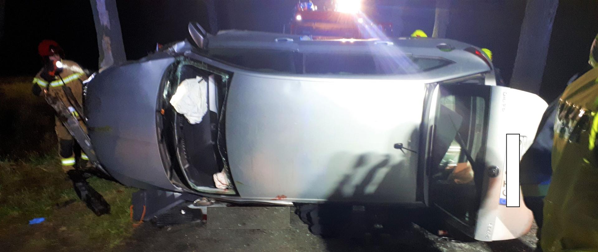 Strażacy w akcji podczas dachowania samochodu osobowego w miejscowości Atanazyn