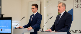 Minister środowiska Henryk Kowalczyk i rzecznik prasowy Ministerstwa Środowiska Aleksander Brzózka