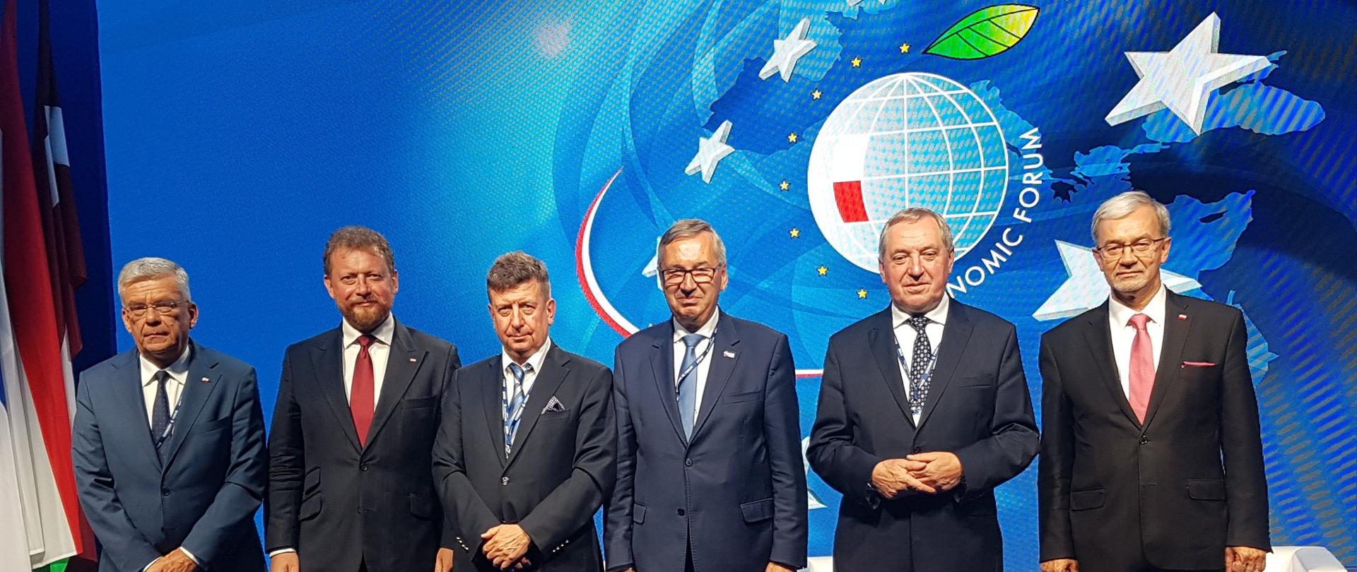 uczestnicy panelu "Inwestycja a nie koszt - jak i dlaczego zwiększać nakłady na ochronę zdrowia?" pozują do pamiątkowego zdjęcia