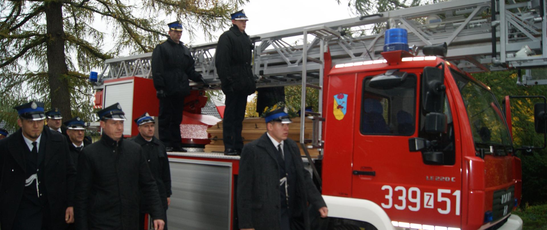 Pogrzeb śp. st. asp. w st. spocz. Czesława Szczura. Przejazd trumny na drabinie mechanicznej.