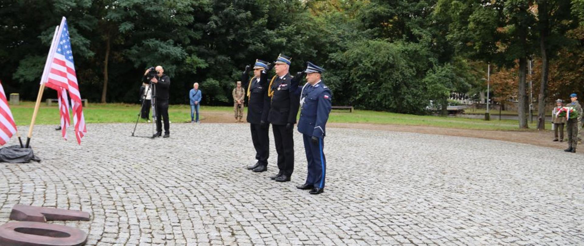 Delegacja oddaje hołd- policjant i strażacy