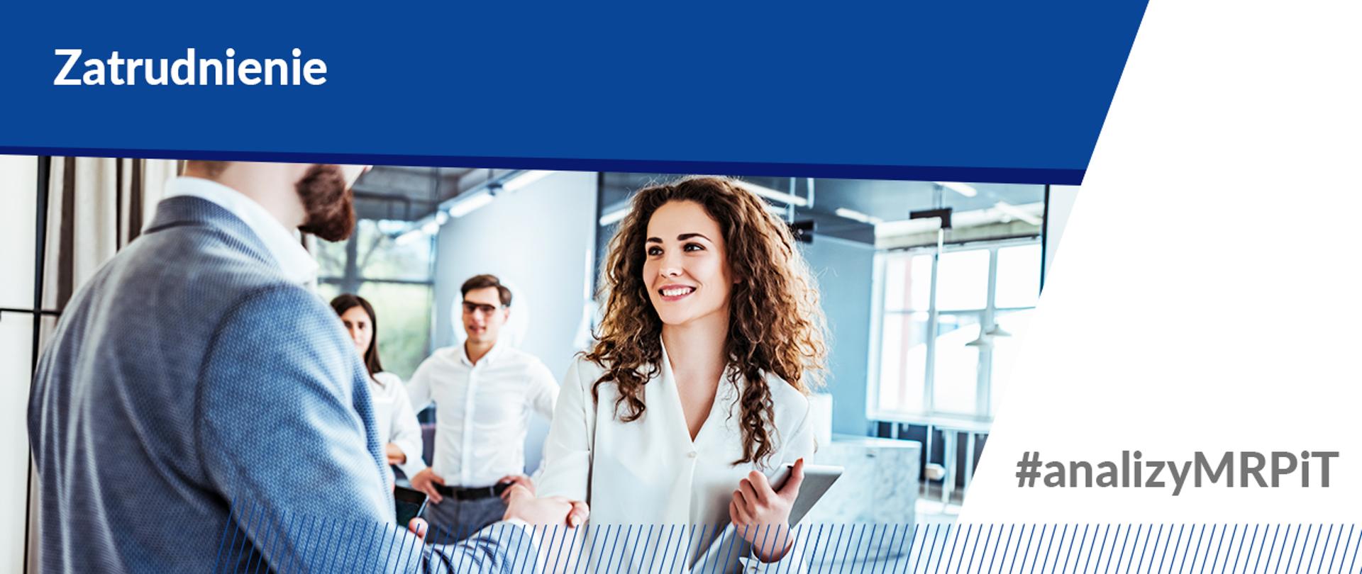 Młoda kobieta podająca rękę mężczyźnie, oboje w strojach oficjalnych. Zdjęcie sugeruje proces rekrutacyjny.