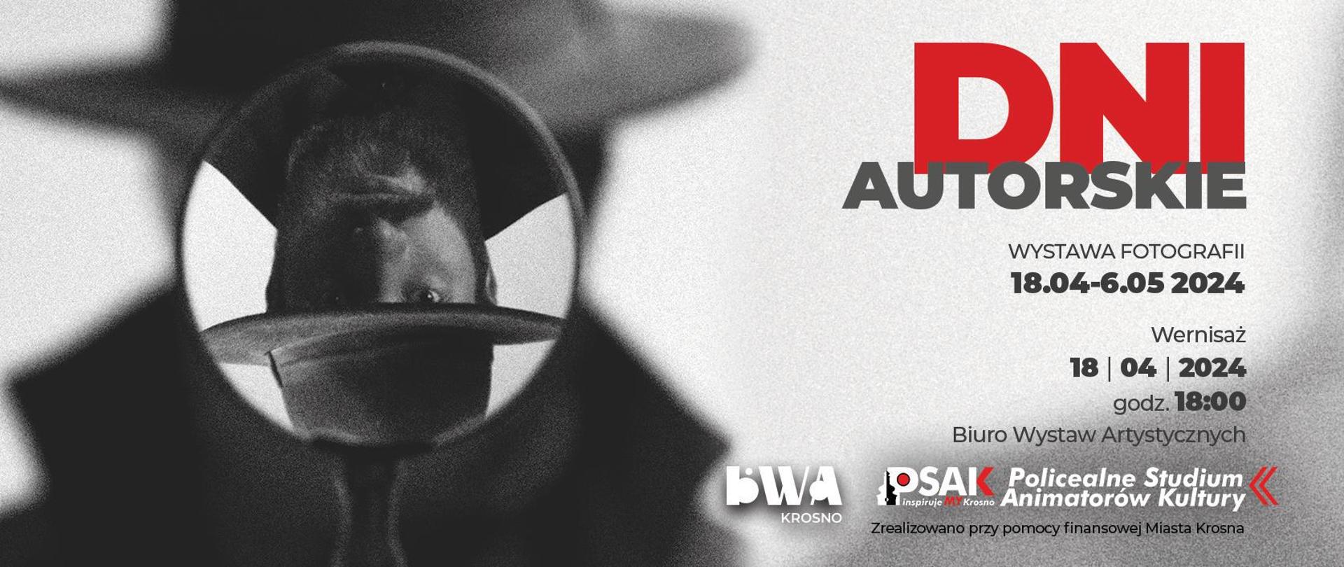 Plakat w odcieniach szarości. Mężczyzna w kapeluszu w lupie odwrócony o 180 stopni. Po prawej stronie tytuł wystawy i opis.