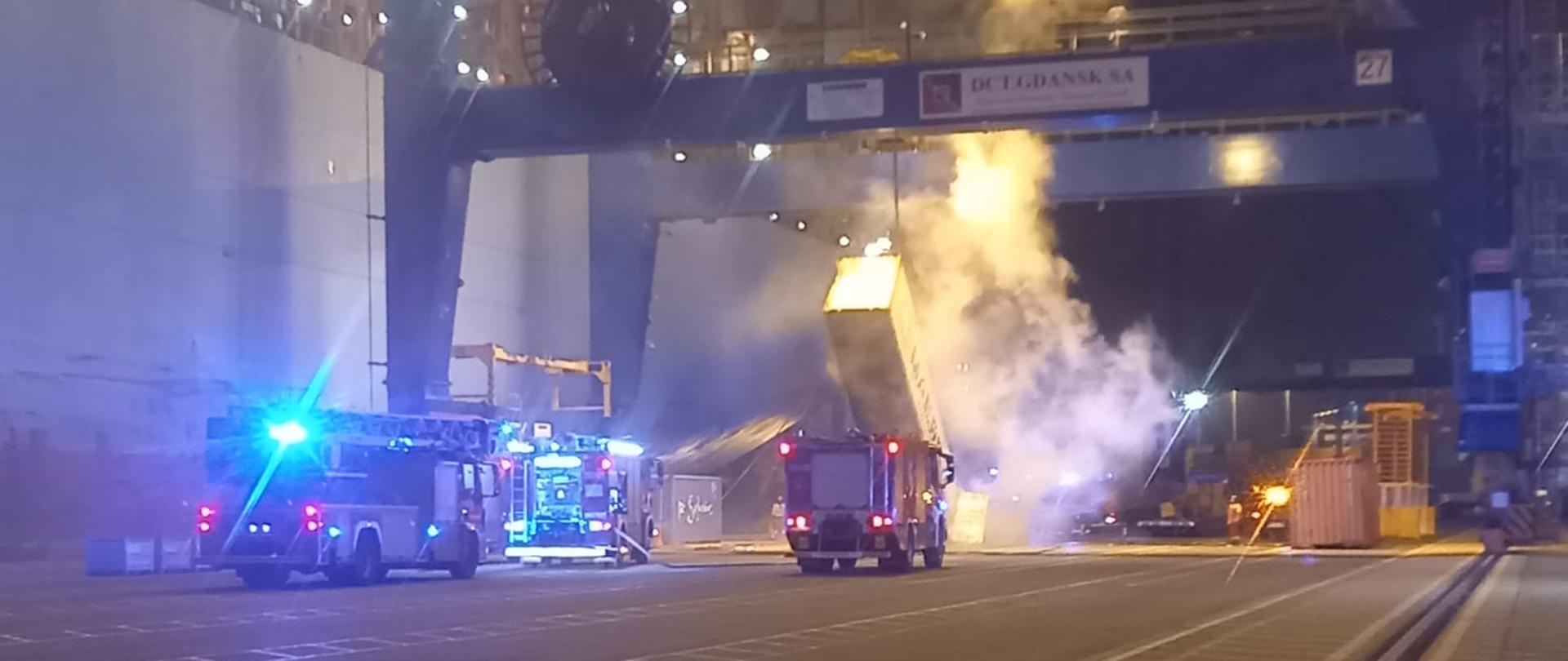 Działania gaśnicze na statku zacumowanym przy terminalu kontenerowym w Gdańsku 