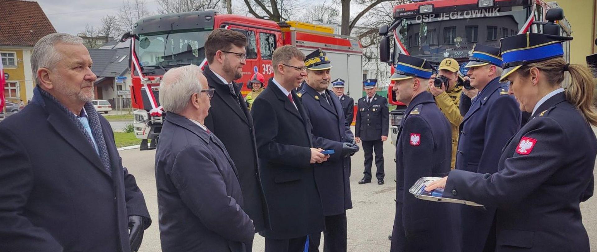 Strażacy z powiatu elbląskiego otrzymali sprzęt i promesy