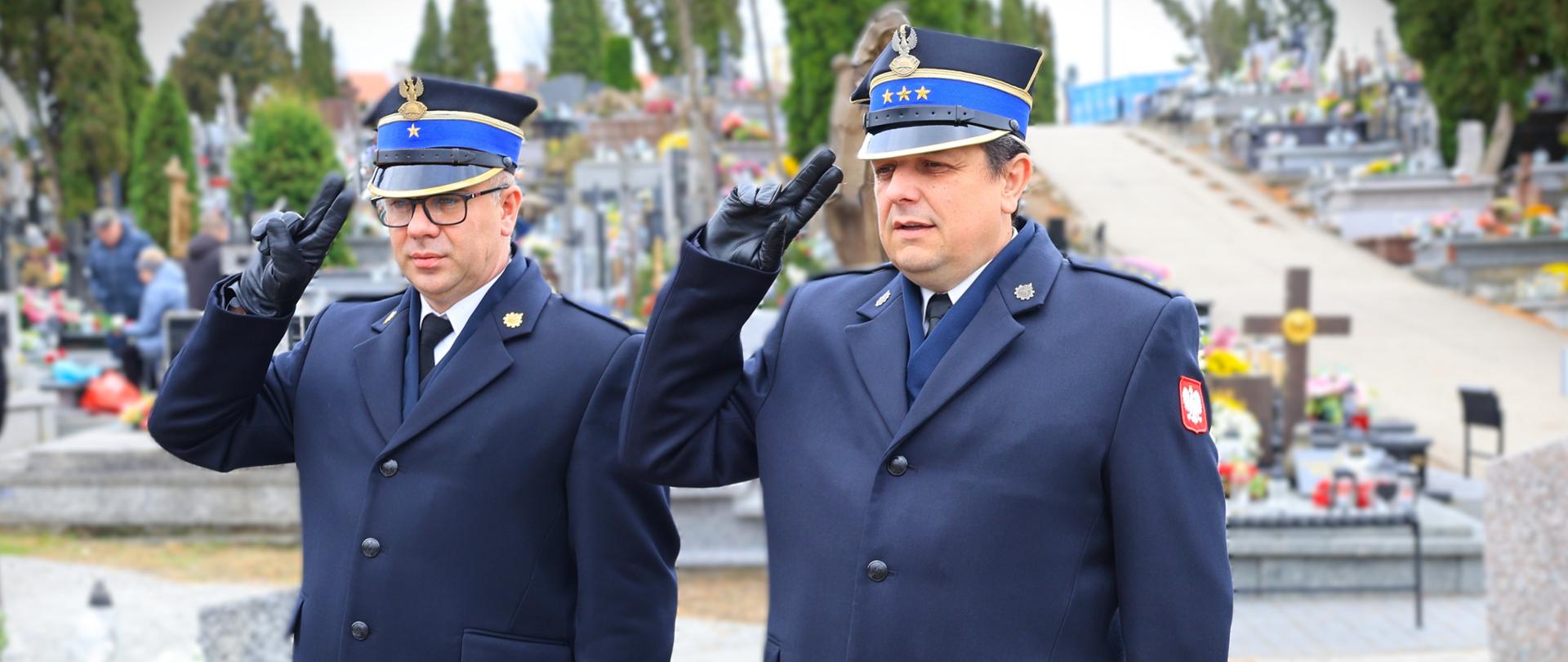 Listopad to miesiąc zadumy i refleksji, w którym wspominamy tych, którzy odeszli - bliskich, przyjaciół i współpracowników - st. bryg. Grzegorz Lisowski oraz mł. bryg. Łukasz Chankowski, odwiedzili cmentarze