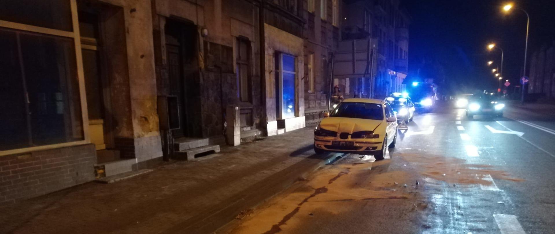 widoczne miejsce zdarzenia, uszkodzone pojazdy oraz służby działające na miejscu.