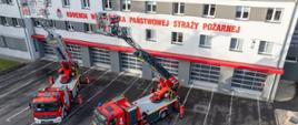 Nowe drabiny mechaniczne PSP z Komendy Powiatowej PSP w Brzegu i Komendy Miejskiej PSP w Opolu na tle budynku Komendy Wojewódzkiej Państwowej Straży Pożarnej w Opolu. Zdęcie przy użyciu bezzałogowego statku powietrznego.