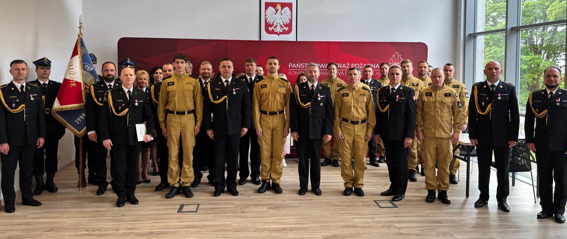 Nowi funkcjonariusze w szeregach żarskiej straży pożarnej - zdjecie wszystkich obecnych strażaków i rodzin 