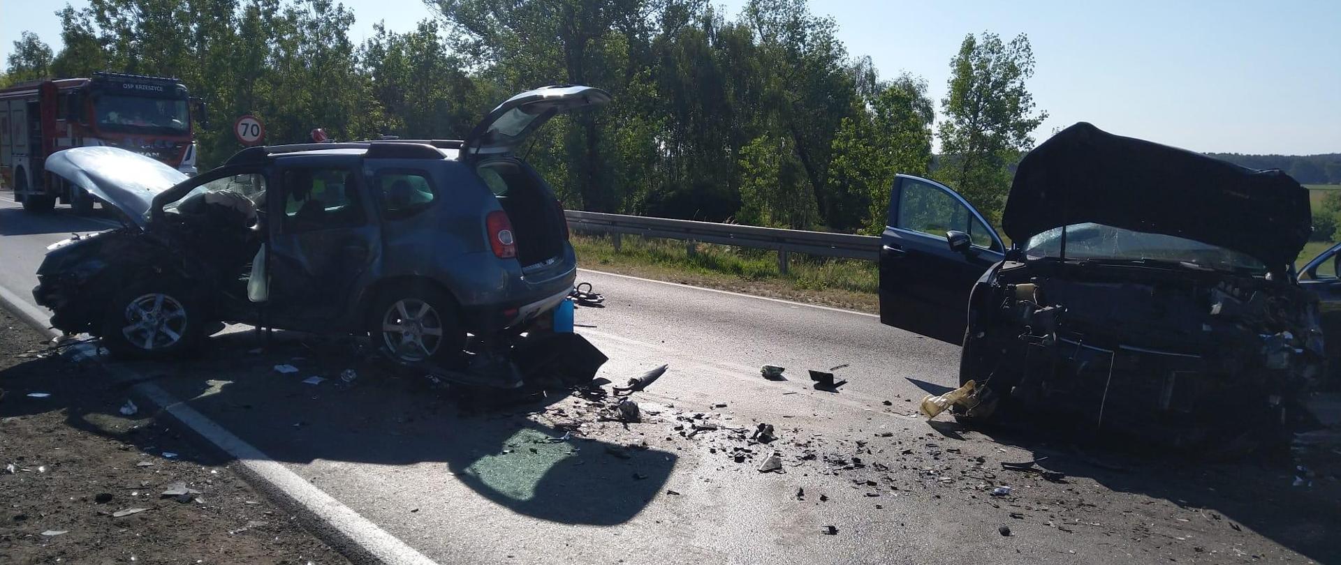 Dwa pojazdy osobowe ze zniszczoną karoserią w skutek zderzenia