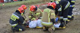 Zdjęcie przedstawia ćwiczących ratowników nieudzielających kwalifikowanej pierwszej pomocy osobie poszkodowanej