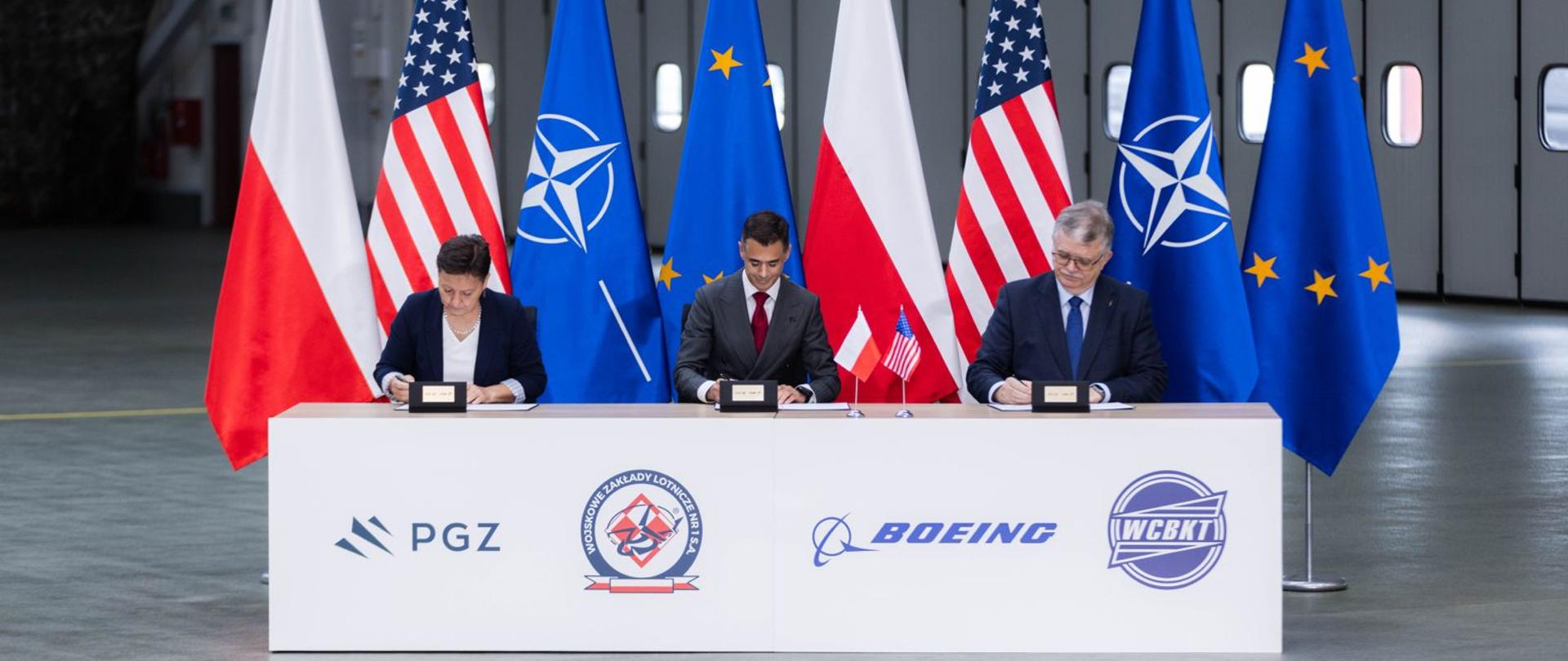 Moment podpisania umowy offsetowe z Boeing Company, dzięki której utworzone zostanie największe w Europie Autoryzowane Centrum Serwisowe AH-64E Guardian Apache, które będzie mogło obsłużyć co najmniej 96 śmigłowców. 