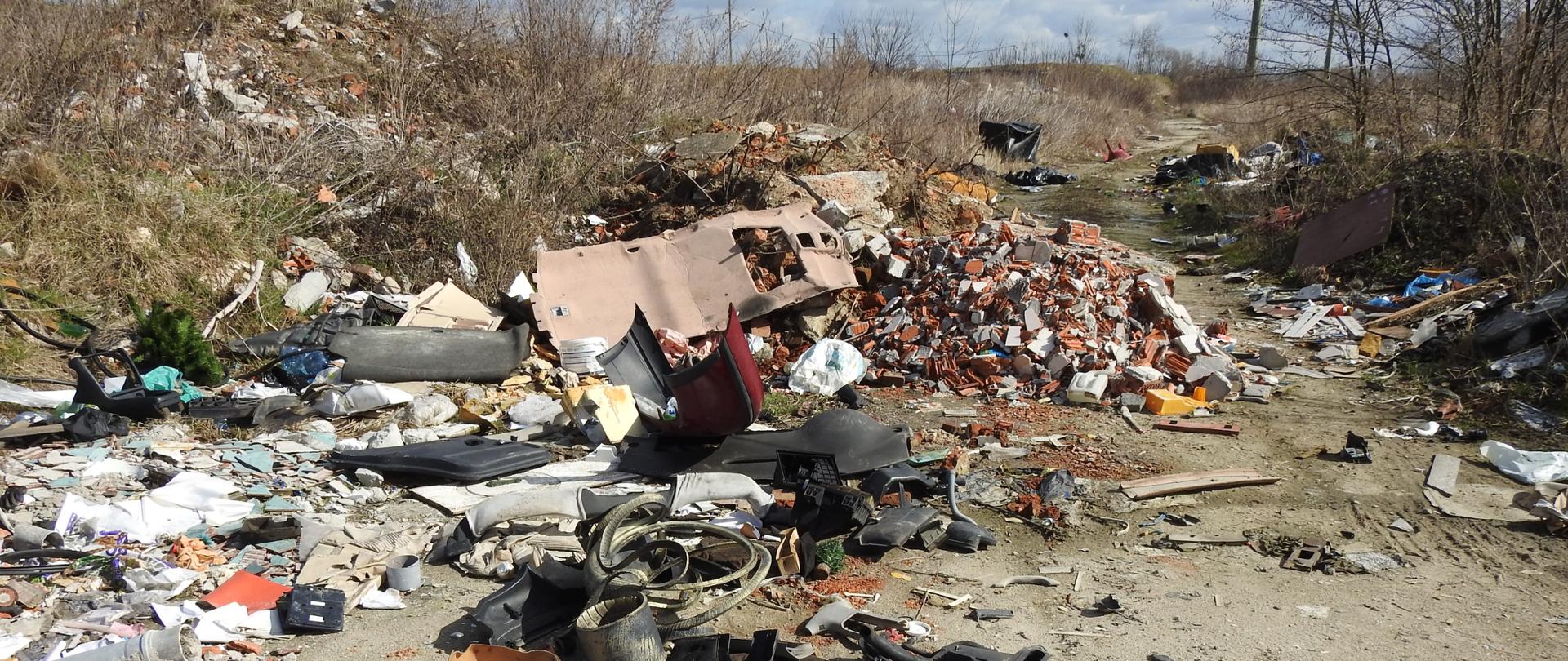 porzucone w znacznej ilości odpady budowlane, poremontowe, części samochodowe, opony