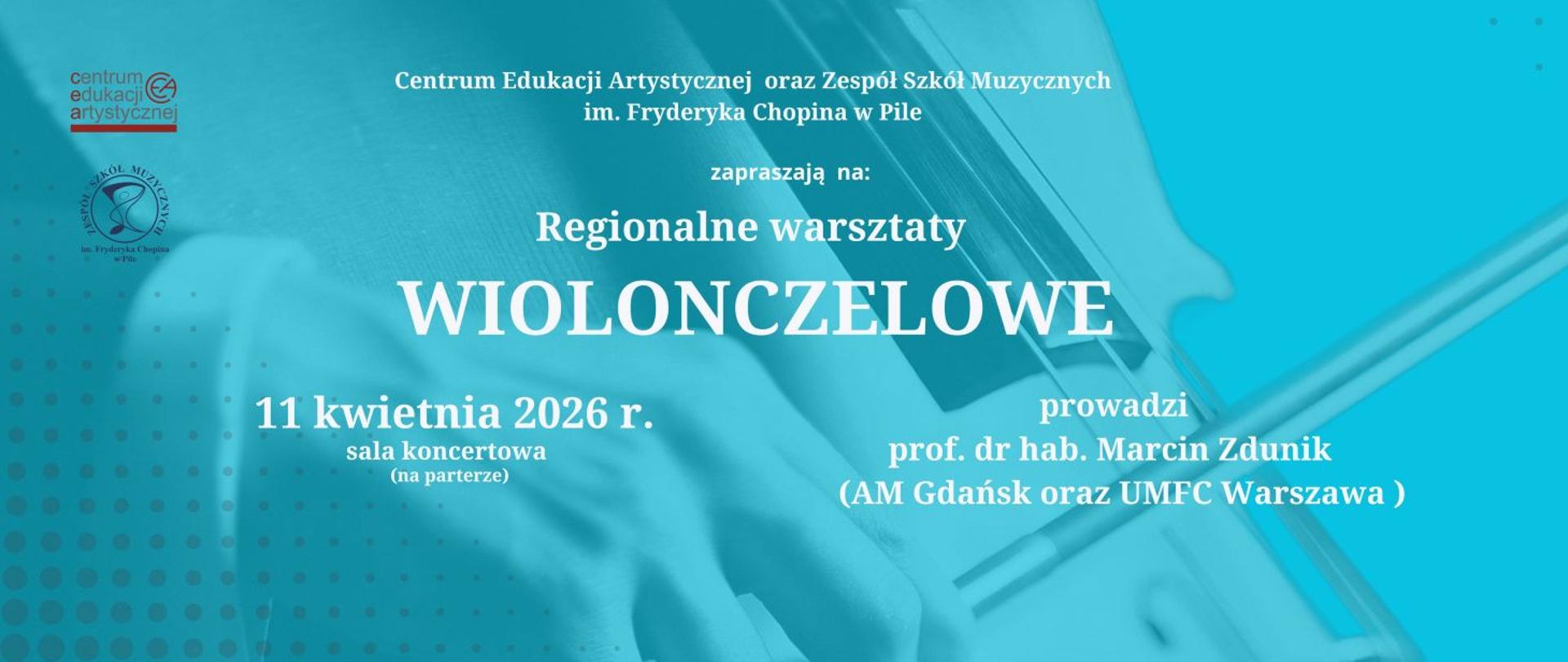 Na turkusowym tle, białe napisy w prawym górnym i lewym dolnym narożniku szare kropki. Na całości widać dłonie na instrumencie i smyczek.