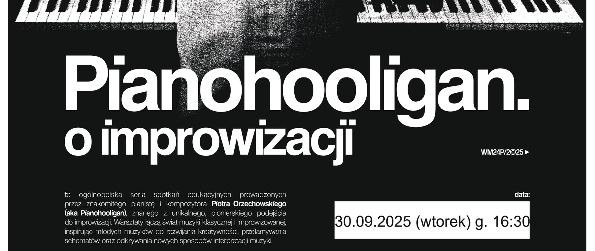 Plakat wykonany w czarno białych kolorach. Na plakacie widoczny jest mężczyzna odwrócony plecami siedzący przy fortepianie. Fortepian jest otwarty i widać wnętrze fortepianu. W dolnej części umieszczone są logotypy.