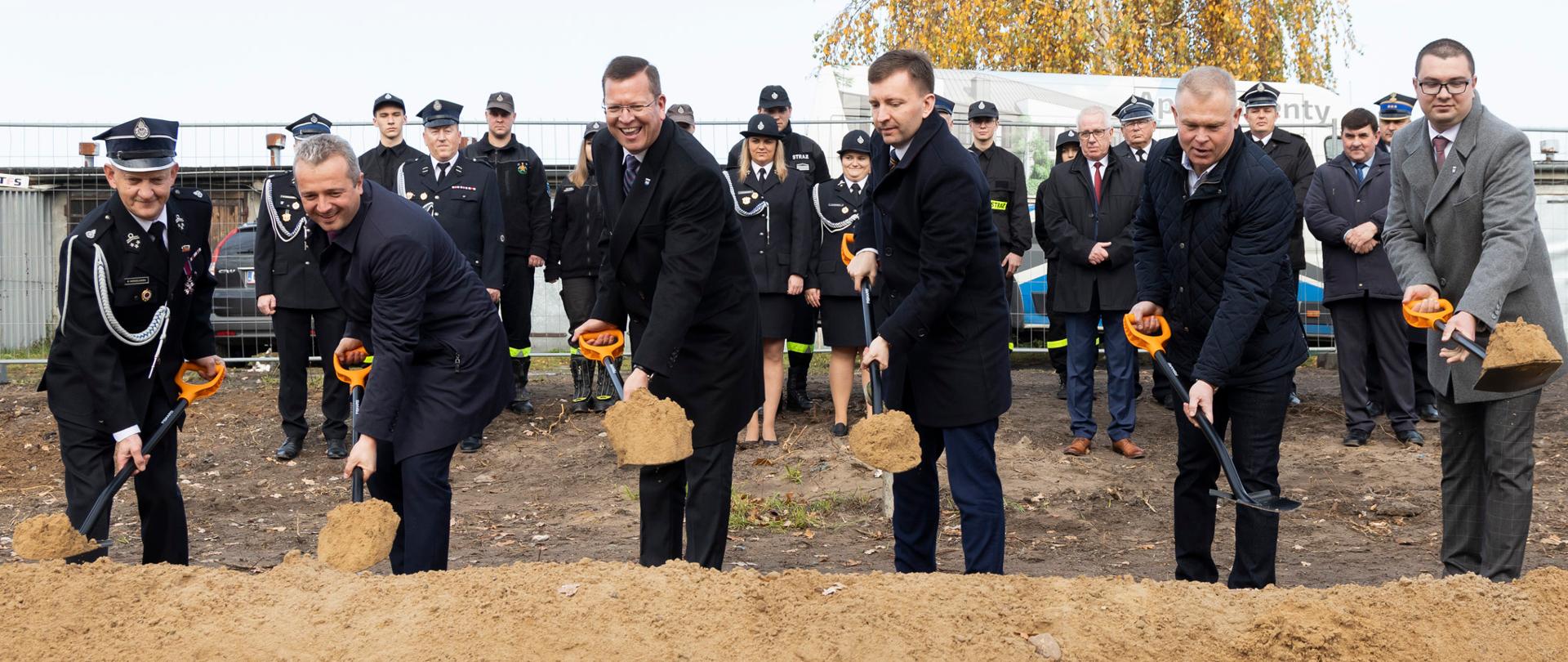 Wojewoda podczas Konferencji prasowej "Budowa remizy OSP wraz ze świetlicą wiejską w miejscowości Brzyskorzystewko."