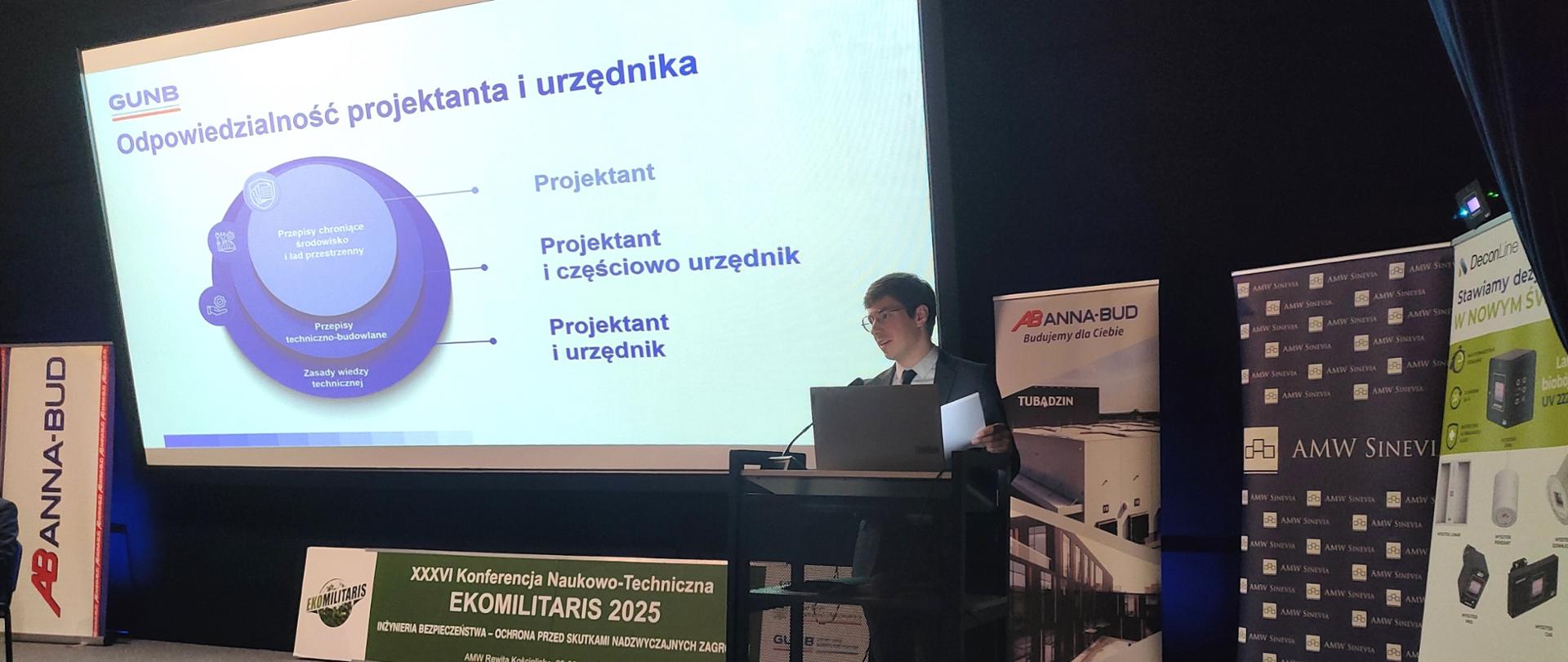 Filip Prusik-Serbinowski, Zastępca GIN, podczas wystąpienia na konferencji EKOMILITARIS 2025