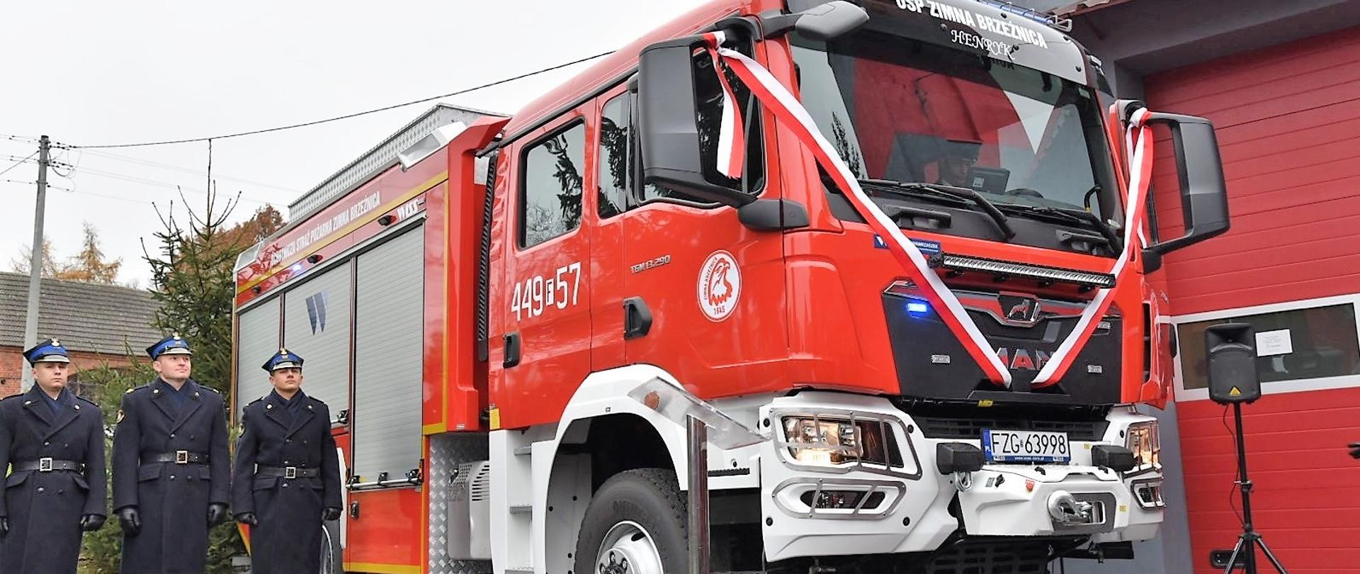 Zdjęcie nowego samochodu dla OSP Zimna Brzeźnica. Z lewej strony poczet flagowy z KP PSP Żagań.