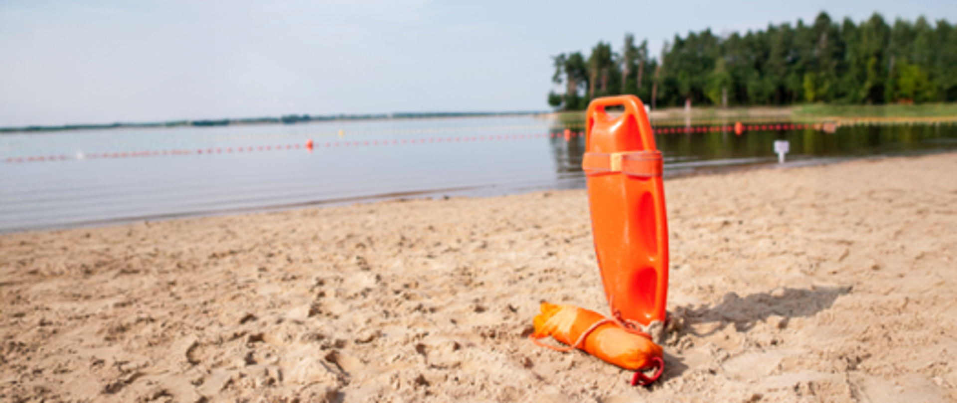 Na planszy widoczna plaża z bojką ratowniczą