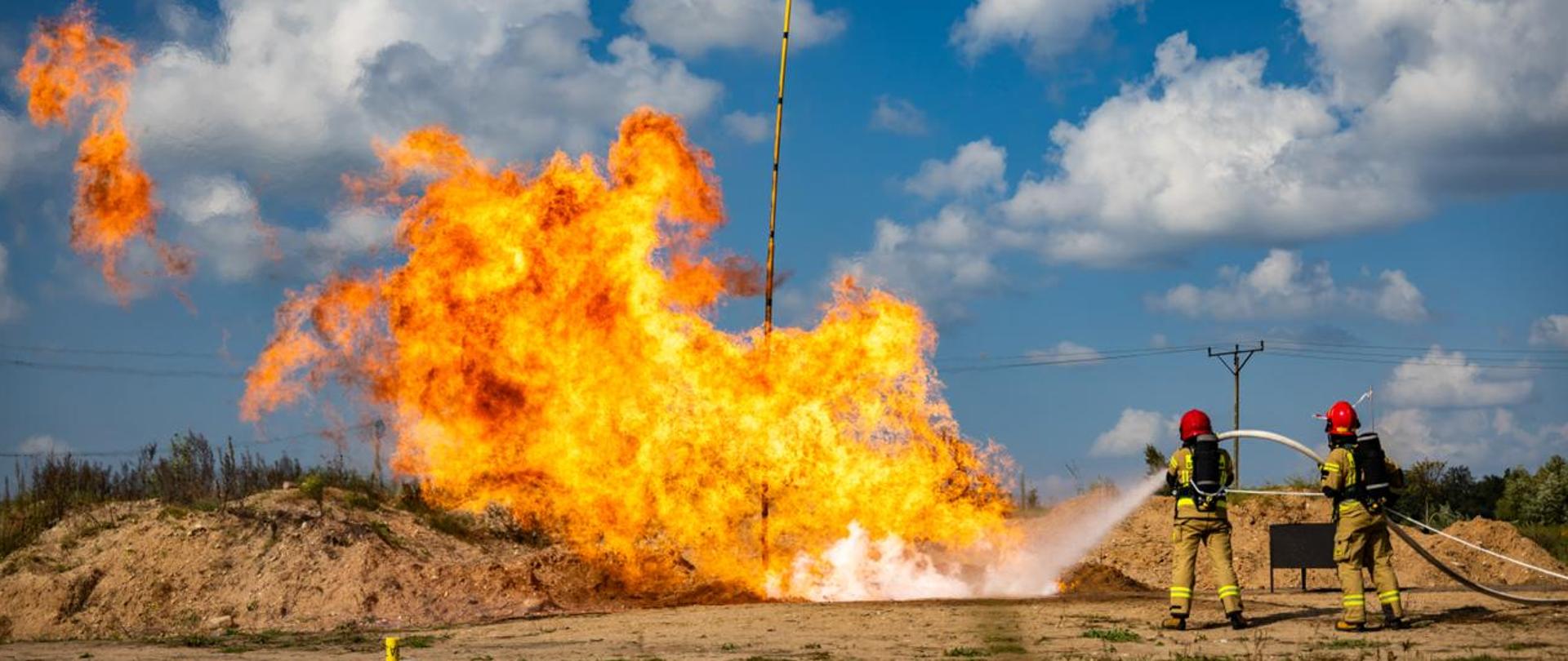 Strażacy pokazują co się dzieje gdy do gazu płynnego LNG dodamy wodę