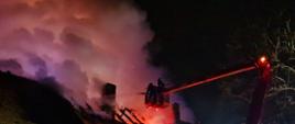 Strażacy gaszący pożar z podnośnika