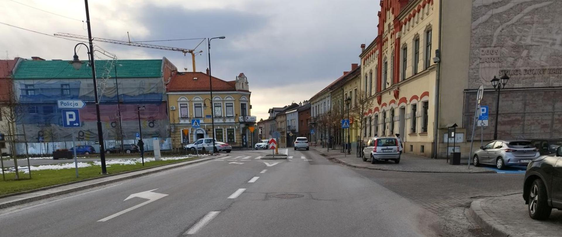 droga przebiegająca przez główny plac miasta, na pierzejach placu kamienice