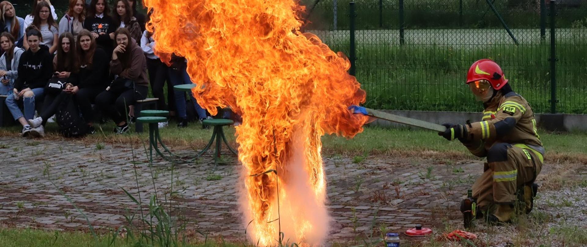 Pokaz gaszenia pożaru oleju jadalnego wodą