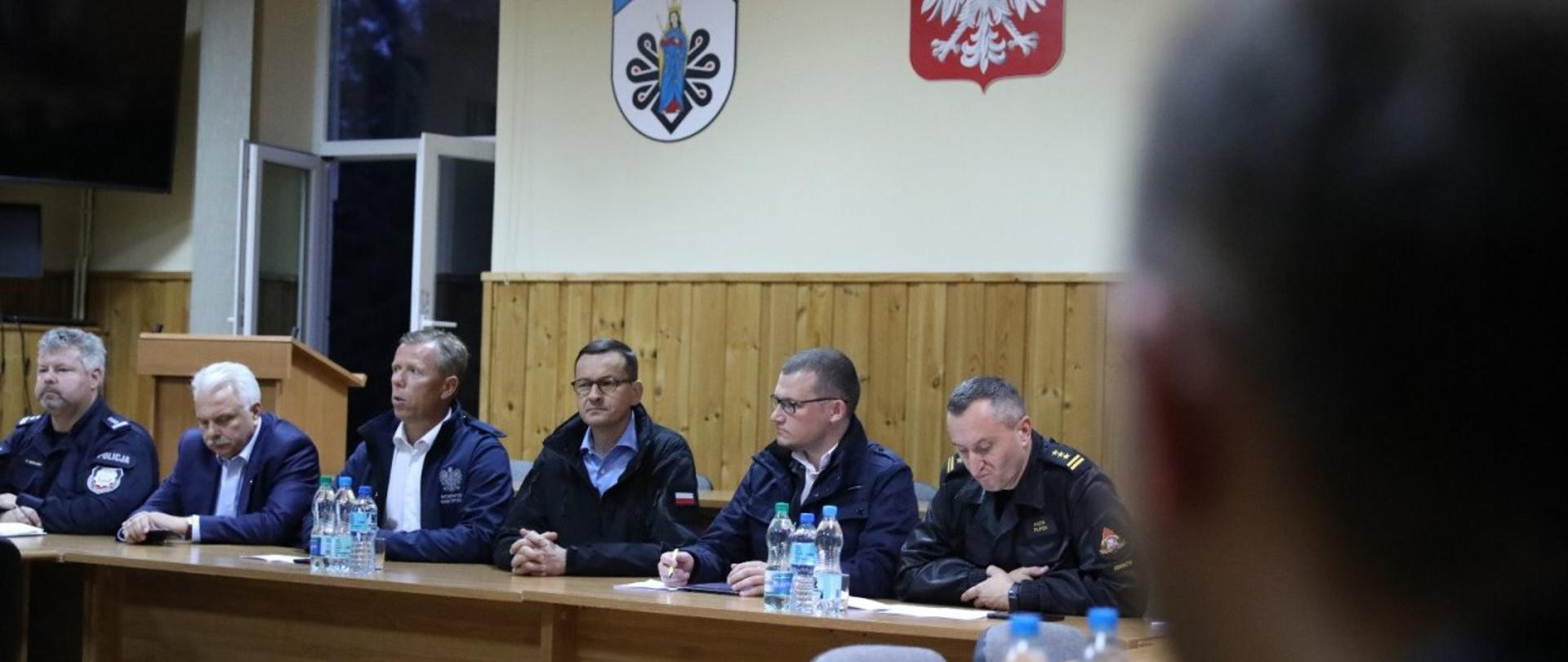 Posiedzenie sztabu kryzysowego z udziałem premiera Mateusza Morawieckiego, wiceministra Pawła Szefernakera, wojewody małopolskiego oraz podległych służb.